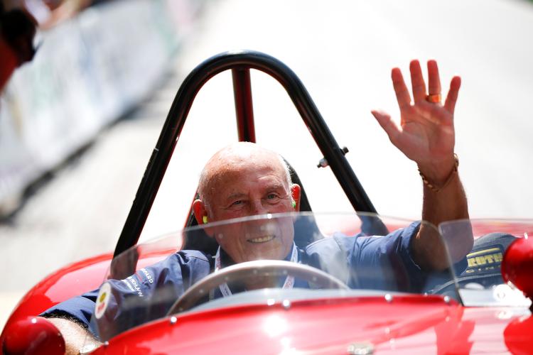     Stirling Moss fortsatte næsten indtil sin død med at være ambassadør for motorsporten., Her sidder han i sin 1955 Ferrari 750 Monza  i Østrig i 2013. 
   Foto: Leonhard Foeger/Ritzau Scanpix