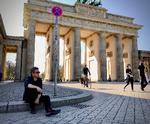  Politikens korrespondent sidder pænt for sig selv ved Brandenburger Tor. Foto: Kjeld Hybel