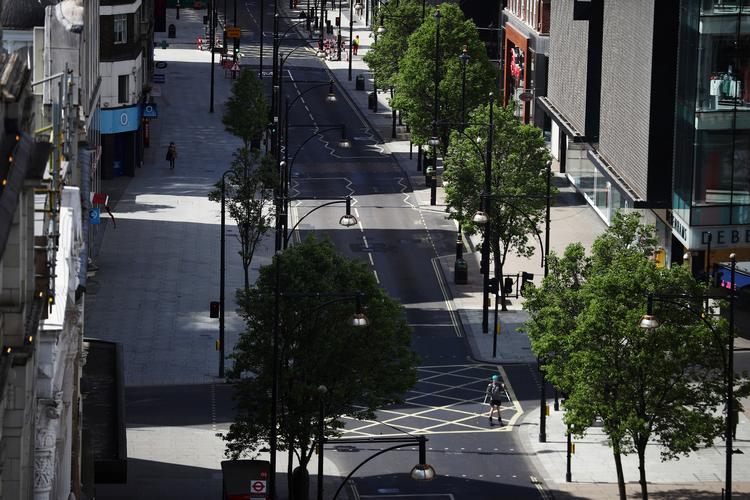Den ellers livlige Oxford Street i London fotograferet tidligere i dag.  Foto: Hannah Mckay/Ritzau Scanpix