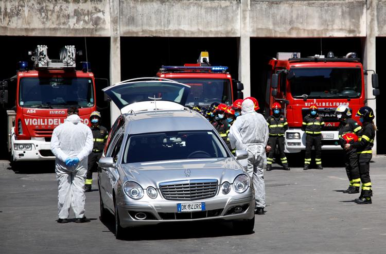 Italienske brandmænd viser den sidste ære over for deres kollega Giuseppe Coco, der døde af coronavirus.  Foto: Antonio Parrinello/Ritzau Scanpix