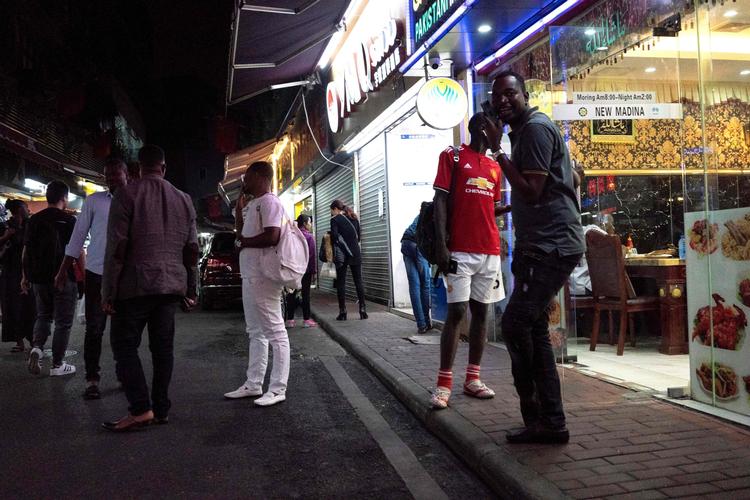 Sorte forsamles i det kvarter af byen Guangzhou, der populært bliver kaldt 'Lille Afrika'. Foto: Fred Dufour/Ritzau Scanpix