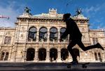 En mand på skateboard passerer den lukkede statsopera i Wien. Landet begynder oplukningen mandag.  Foto: Joe Klamar/Ritzau Scanpix