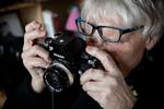 Inden Jan Sneum blev rockjournalist i Danmarks Radio, var han fotograf. Den rolle tilfaldt ham i hans familie, fra han var i 15-årsalderen, og som ung og yngre tog han mange billeder til musikmagasiner af sine idoler. Foto: Finn Frandsen/POLFOTO