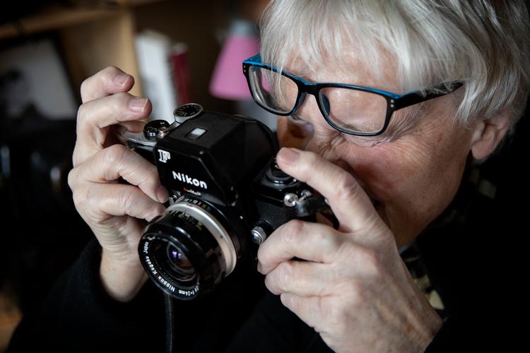 Inden Jan Sneum blev rockjournalist i Danmarks Radio, var han fotograf. Den rolle tilfaldt ham i hans familie, fra han var i 15-årsalderen, og som ung og yngre tog han mange billeder til musikmagasiner af sine idoler. Foto: Finn Frandsen/POLFOTO