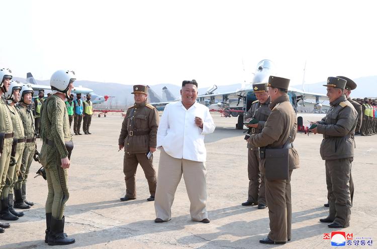 North Koreas diktator, Kim Jong Un, besøger en militær base et sted i landet.  Nordkorea har de seneste uger gennemført en række militærøvelser, senest tirsdag. Foto: Kcna/Ritzau Scanpix