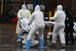USA er det land i verden, hvor flest er smittede af corona. Her tager læger imod patienter i New York. En nørdet podcast giver viden om epidemien. Og håb. Foto: Angela Weiss/Ritzau Scanpix