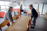 Lærere er i fuld gang med at forberede skolens lokaler til at undervise igen. Foto: Jens Dresling/POLFOTO
