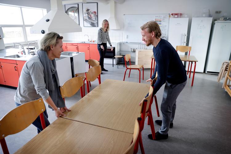 Lærere er i fuld gang med at forberede skolens lokaler til at undervise igen. Foto: Jens Dresling/POLFOTO