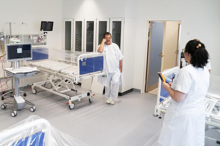 Rigshospitalets nybyggede nordfløj er afsat til at behandle coronapatienter. Her ses ledende overlæge Jan Bonde, Intensiv-Terapi Klinik (tv.) og konstitueret afdelingssygeplejerske Christina Wood (th.). Foto: Rigshospitalet