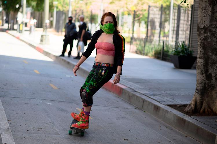 I Los Angeles skal borgerne nu bære tørklæde eller maske for munden og må kun gå - eller køre - ud, hvis de har nødvendige ærinder eller vigtige samfundsfunktioner. Foto: Robyn Beck/Ritzau Scanpix