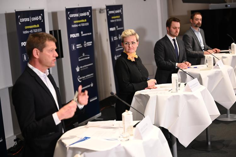 Direktør i Sundhedsstyrelsen Søren Brostrøm, børne- og undervisningsminister Pernille Rosenkrantz-Theil på pressemødet i sidste uge, hvor de fortalte om den genåbning af skoler og daginstitutioner, som begynder i dag.  Foto: Philip Davali/Ritzau Scanpix