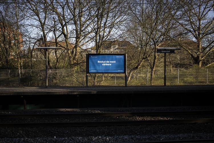 Beskyt de mest sårbare, står der på skiltet på Grøndals Station i København.   Foto: Jens Hartmann Schmidt/POLFOTO