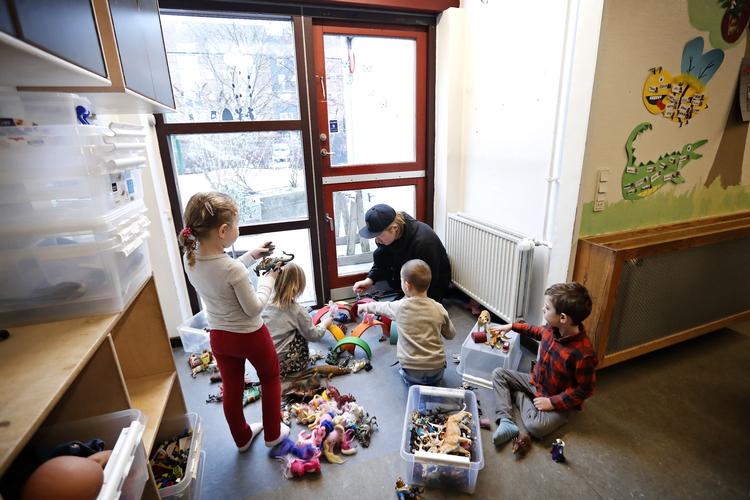 Pædagoger, lærere, sundhedspersonale og plejepersonale bør få tilbudt offentligt betalt logi, hvis de har brug for at gå i isolation, mener flere partier. Foto: Jens Dresling/POLFOTO