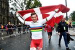 Mads Pedersen jubler efter VM-bedriften i Harrogate, og nu ser han frem til, at det forsvundne klassikerforår kan blive flyttet til efteråret.
 Foto: Tariq Mikkel Khan/POLFOTO