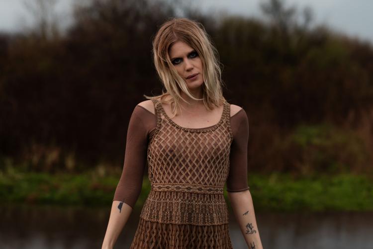 Myrkur dyrker normalt black metal. På sit seneste album, 'Folkesange', er hun gået den akustiske vej. Foto: Shawn Brackbill