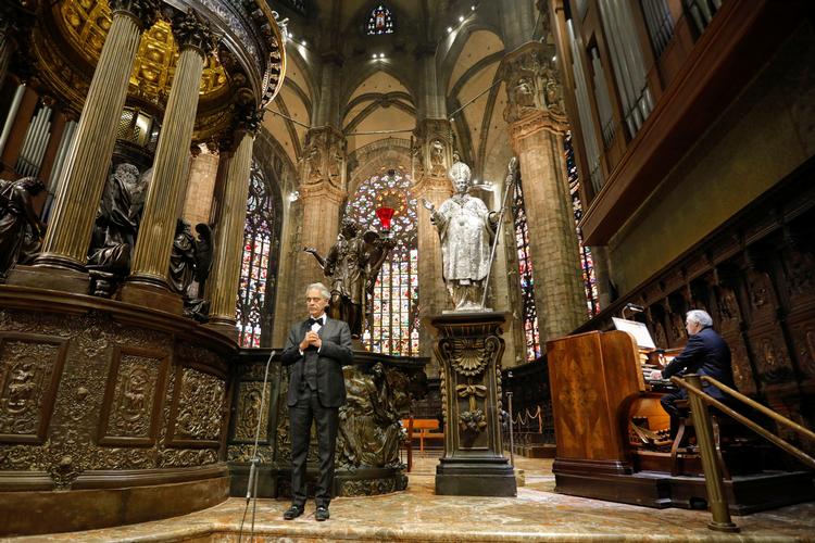 Andrea Bocelli optrådte sammen med sin organist påskesøndag i domkirken i Milano. Publikum befandt sig på YouTube. Foto: Luca Rossetti/courtesy Sucar Srl/Ritzau Scanpix