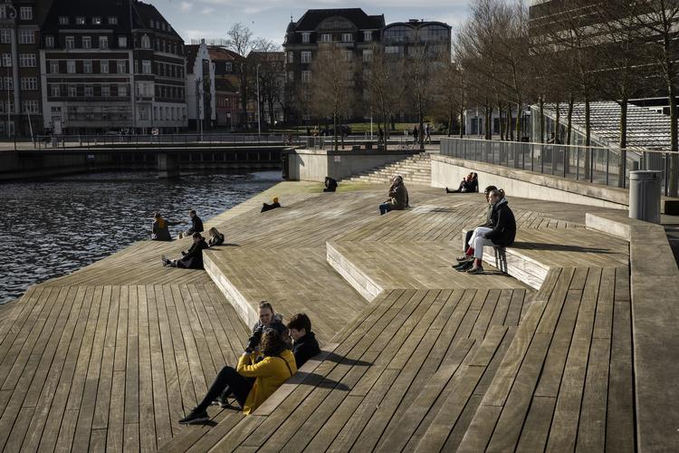 Danskerne har været gode til at holde afstand, og det betyder rigtig meget for smittetrykket, lyder det fra Kåre Mølbak, faglig direktør for Infektionsberedskab på Statens Serum Institut. Foto: Jens Hartmann Schmidt/POLFOTO