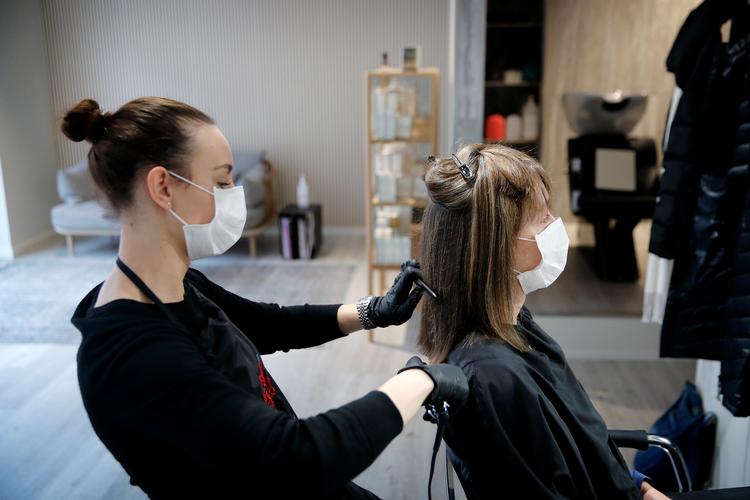 Fra på mandag skal det igen være muligt at komme til bl.a. frisør. Foto: Jens Dresling/POLFOTO