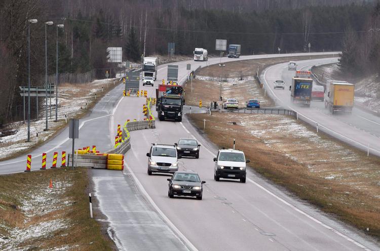 I 18 dage er blilister på vej ind eller ud af hovedstadsregionen Uusimaa blevet mødt af blokader som denne i Hyvinkää, i forsøget på et begrænse smitte til resten af landet. Men coronavirus har nu bredt sig så meget i landet, at en blokering ikke længere kan retfærdiggøres.  Foto: Jussi Nukari/Ritzau Scanpix