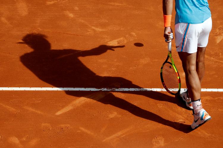 Tenniselitens grusbanesæson er aflyst, så Rafael Nadal og kollegerne er i øjeblikket er henvist til at dyste på anden vis. For eksempel i virtuelle turneringer i en sæson, der måske slet ikke kan genstartes.    Foto: Eric Gaillard/Ritzau Scanpix