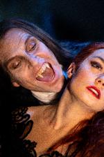 Skuespillerne Peter Jorde og Monica Isa Andersen under prøverne til forestillingen 'Dance of the Vampires' fra tidligere på året, da der stadig blev sat musicals op på Det Ny Teater i København  Foto: Finn Frandsen/POLFOTO