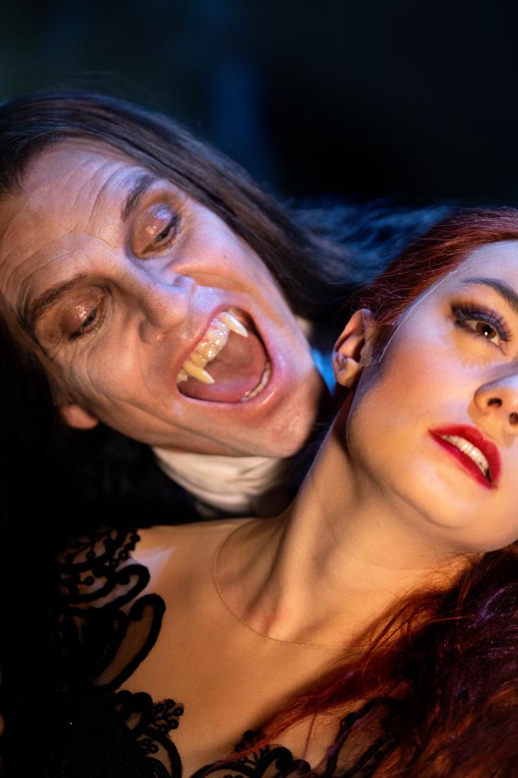 Skuespillerne Peter Jorde og Monica Isa Andersen under prøverne til forestillingen 'Dance of the Vampires' fra tidligere på året, da der stadig blev sat musicals op på Det Ny Teater i København  Foto: Finn Frandsen/POLFOTO