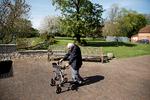 Den tidligere kaptajn Moore, der bevæger sig rundt med rollator efter et hoftebrud, har sat sig som mål at gå 25 meter rundt i sin have 100 gange inden sin 100-års fødselsdag 30. april. Foto: Peter Cziborra/Ritzau Scanpix