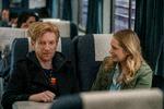 De to tidligere highschoolkærester, spillet af Merritt Wever og Domhnall Gleeson, savner en seriøs iltning med blæsebælgen i deres respektive (kærligheds)liv. Og serien jonglerer ret elegant med nogle af livets tungeste spørgsmål. 