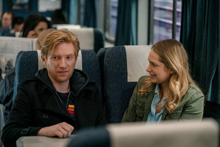 De to tidligere highschoolkærester, spillet af Merritt Wever og Domhnall Gleeson, savner en seriøs iltning med blæsebælgen i deres respektive (kærligheds)liv. Og serien jonglerer ret elegant med nogle af livets tungeste spørgsmål. 