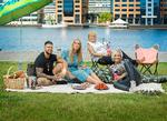 Selv om pressebillederne stadig er glamourøse og farverne på maks, er Linses udskæring ikke så dyb som før i tiden. Her er hun med datteren Stephanie, dennes mand, Cengiz og barndomsveninden Didde. Foto: NENT Group