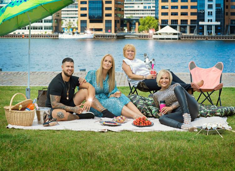 Selv om pressebillederne stadig er glamourøse og farverne på maks, er Linses udskæring ikke så dyb som før i tiden. Her er hun med datteren Stephanie, dennes mand, Cengiz og barndomsveninden Didde. Foto: NENT Group