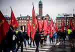 De røde faner blev luftet da forhandlingerne blev skudt i gang. Nu er de nye overenskomster stemt igennem. .   Foto: Jonas Olufson
