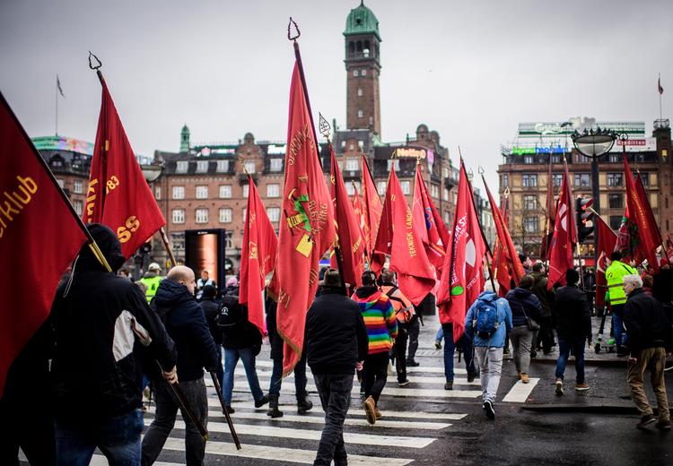 De røde faner blev luftet da forhandlingerne blev skudt i gang. Nu er de nye overenskomster stemt igennem. .   Foto: Jonas Olufson