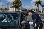 Amerikanere holder i kø for at få et ansøgningsskema til arbejdsløshedsunderstøttelse i Hialeah i Florida. Billedet er taget i sidste uge.  Foto: Chandan Khanna/Ritzau Scanpix