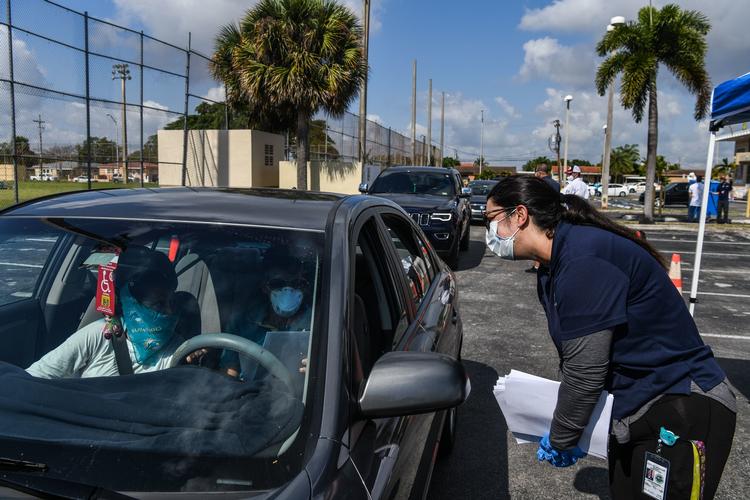Amerikanere holder i kø for at få et ansøgningsskema til arbejdsløshedsunderstøttelse i Hialeah i Florida. Billedet er taget i sidste uge.  Foto: Chandan Khanna/Ritzau Scanpix