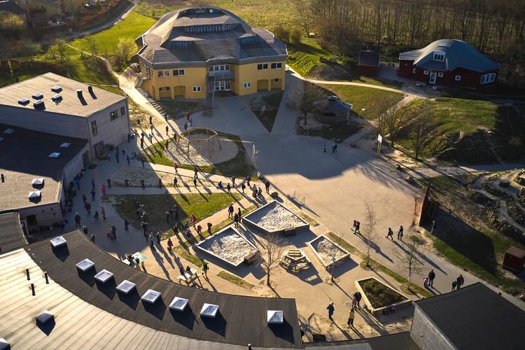 Apps kan følge vores færd via mobilen, droner kan holde øje og give overblik fra oven. Teknologien giver mange nye muligheder, og grænsen for vores accept af teknologisk følgeskab flytter sig, når vi er i krise, som f.eks. coronakrisen. Her et dronefoto af egebakkeskolen i Aarhus, der genåbnede torsdag. Foto: Mikkel Berg Pedersen/Ritzau Scanpix