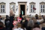 En smilende Dronning Margrethe vinkede i dag til de fremmødte borgere ved Fredensborg Slot.    Foto: Andreas Merrald/POLFOTO