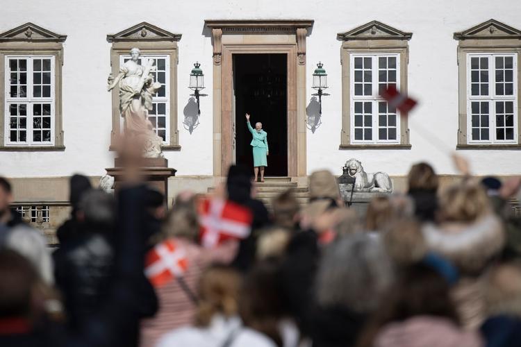 En smilende Dronning Margrethe vinkede i dag til de fremmødte borgere ved Fredensborg Slot.    Foto: Andreas Merrald/POLFOTO