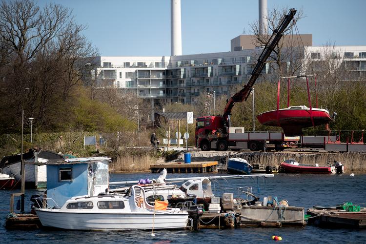 Siden 2006 er et område langs Refshalevej og Christiania blevet fyldt med over 100 skibsvrag og selvbyggerbåde, som nu fjernes. Foto: Peter Hove Olesen/POLFOTO