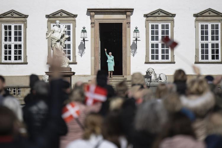 Dronning Margrethe har aflyst alle arrangementer i forbindelse med sin 80-års fødselsdag, men mange gratulanter var alligevel mødt frem på pladsen foran slottet.   Foto: Andreas Merrald/POLFOTO