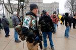 Demonstranter foran Michigans regeringsbygning i byen Lansing. Foto: Jeff Kowalsky/Ritzau Scanpix