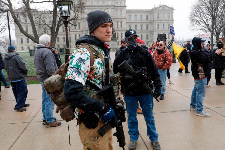 Demonstranter foran Michigans regeringsbygning i byen Lansing. Foto: Jeff Kowalsky/Ritzau Scanpix