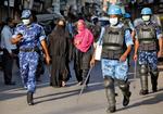 Bevæbnede sikkerhedsstyrker patruljerer i et muslimsk kvarter i den indiske by Ahmedabad. I Indien har regeringspartiet givet muslimer skylden for udbruddet af corona.  Foto: Amit Dave/Ritzau Scanpix