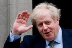Boris Johnson mente, at han var en mand hævet over smittefare og udtalte, at han havde tænkt sig at blive ved med at give hånd trods myndighedernes anbefalinger. Fotoet er fra 18. marts, før premierministeren blev alvorligt syg.  Foto: Adrian Dennis/Ritzau Scanpix