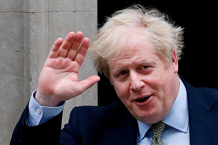 Boris Johnson mente, at han var en mand hævet over smittefare og udtalte, at han havde tænkt sig at blive ved med at give hånd trods myndighedernes anbefalinger. Fotoet er fra 18. marts, før premierministeren blev alvorligt syg.  Foto: Adrian Dennis/Ritzau Scanpix