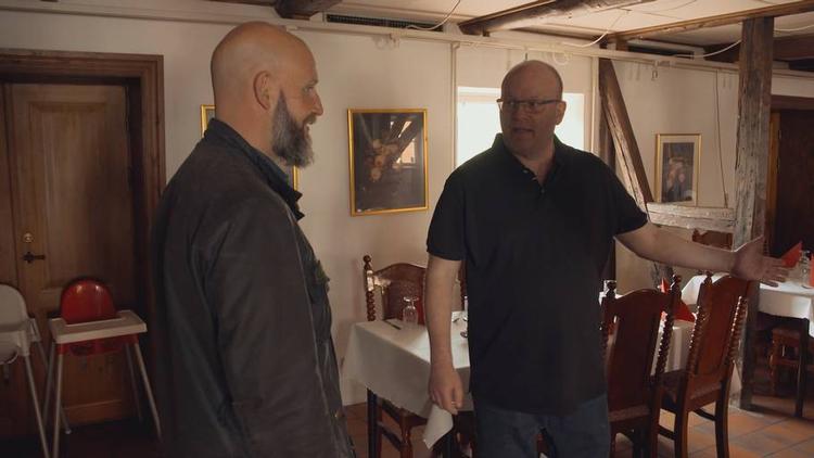 Thomas Castberg (t.v) i samtale med Carsten Falkenskov, der omdøber sin restaurant fra Karins Hjemmelavet til Pakhuset. Lige lidt hjælper det. Stedet er i dag gået konkurs.  Foto: NENT Entertainment Group