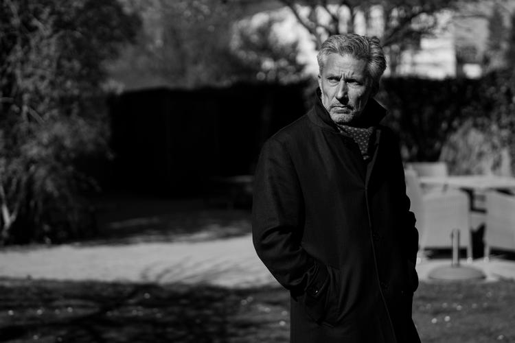     Morten Løkkegaard endte med at stemme blankt, da EU-Parlamentet lavede sin store coronaresolution. Coronaen gjorde, at det foregik hjemme fra Hellerup og han er sikker på, at han havde han været i Bruxelles, kunne han måske have påvirket mere end han gjorde fra Danmark. Foto: Andreas Merrald Foto: Andreas Merrald/POLFOTO