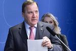 Sveriges statsminister Stefan Löfven på vej til dagens pressemøde sammen med socialminister Lena Hallengren. Foto: 10030 Jonas Ekströmer/tt/Ritzau Scanpix