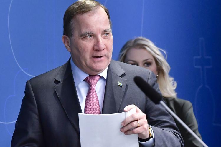 Sveriges statsminister Stefan Löfven på vej til dagens pressemøde sammen med socialminister Lena Hallengren. Foto: 10030 Jonas Ekströmer/tt/Ritzau Scanpix