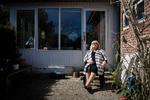 Aase Kæmpe har fundet ud af at nyde tiden i isolation. Hun har måtte lægge mange ting på hylden i disse tider, blandt andet ture til specialbutikker der sælger mad, selvom hun aldrig har været shoppingtypen, som hun siger det.  Foto: Jens Hartmann Schmidt/POLFOTO